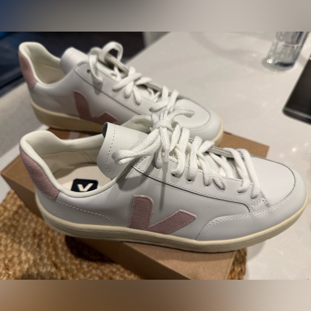 Veja V-12 Leather. Extra-White_Babe suede.